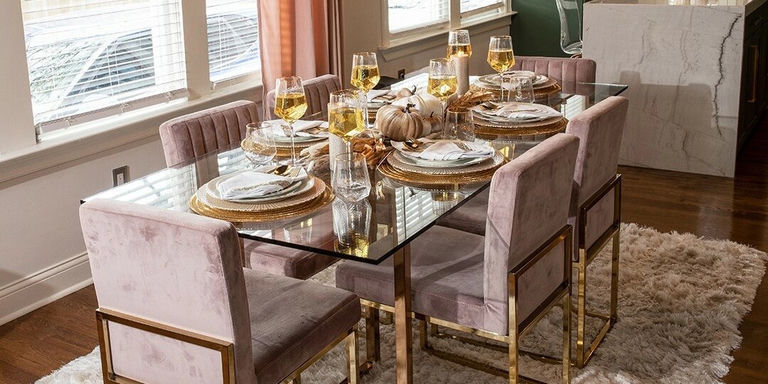 table de salle à manger en verre glamour avec chaises en velours rose et finitions dorées