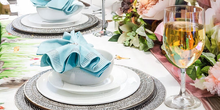 elegante lugar de Pascua con servilleta de estrás turquesa, cargador metálico y vajilla blanca