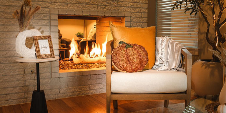 moderna sala de estar glamurosa de otoño con cojín de acento de calabaza, manta de terciopelo y detalles de pedrería