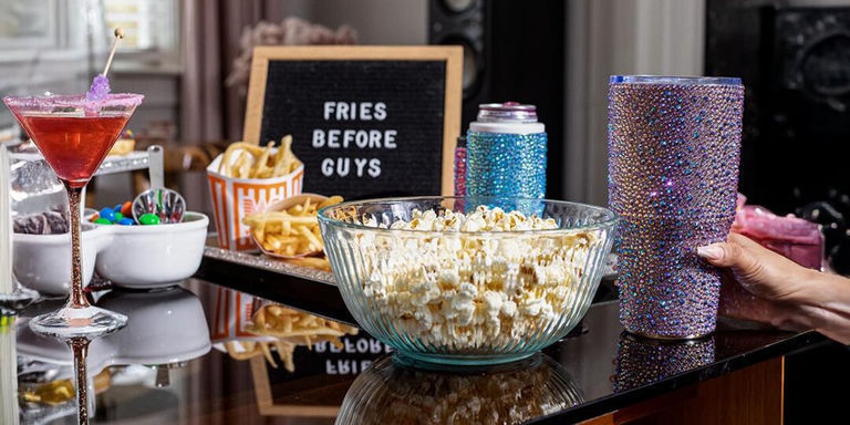 Mesa de noche de películas de Galentine con decoraciones de pedrería, palomitas, papas fritas y cristalería de pedrería glamorosa