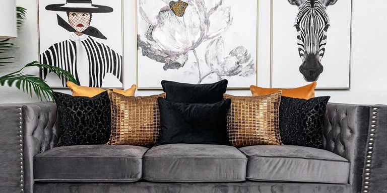 sala de estar glamorosa y neutral con acentos dorados y sofá acolchado