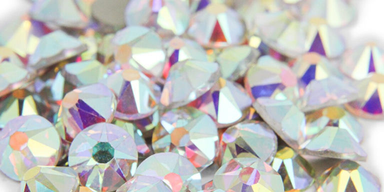 Gros plan sur des strass en verre iridescents