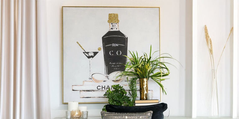arte en dorado y negro con plantas y libros