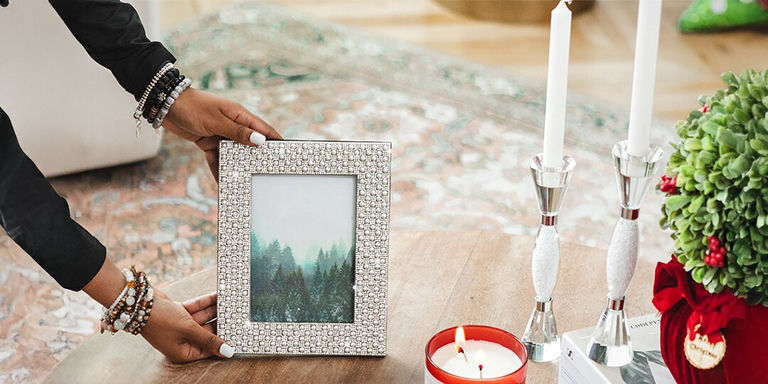 Rhinestone Montaigne frame with silver Vetrina candlesticks
