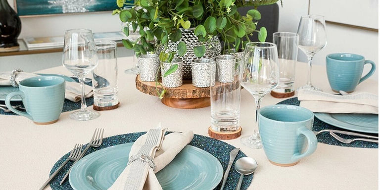 Décor de table neutre avec centre de table végétal, photophores en cristal et vaisselle en céramique bleue