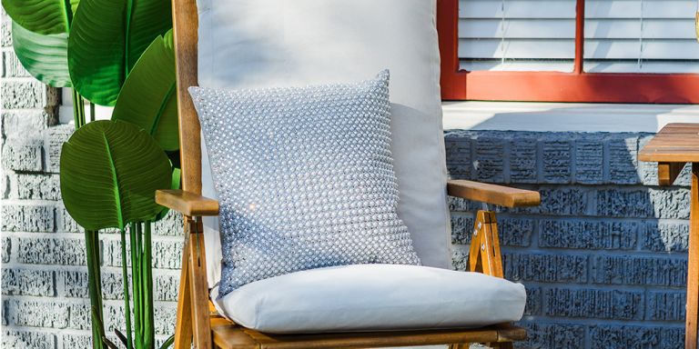 Arreglo de almohadas de patio con glamour