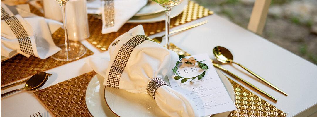 Table&amp;&#x23;x20&#x3B;ext&amp;&#x23;xE9&#x3B;rieure&amp;&#x23;x20&#x3B;&amp;&#x23;xE9&#x3B;l&amp;&#x23;xE9&#x3B;gante&amp;&#x23;x20&#x3B;avec&amp;&#x23;x20&#x3B;serviettes&amp;&#x23;x20&#x3B;blanches&amp;&#x23;x20&#x3B;dans&amp;&#x23;x20&#x3B;des&amp;&#x23;x20&#x3B;ronds&amp;&#x23;x20&#x3B;dor&amp;&#x23;xE9&#x3B;s&amp;&#x23;x20&#x3B;orn&amp;&#x23;xE9&#x3B;s&amp;&#x23;x20&#x3B;de&amp;&#x23;x20&#x3B;strass,&amp;&#x23;x20&#x3B;assiettes&amp;&#x23;x20&#x3B;de&amp;&#x23;x20&#x3B;pr&amp;&#x23;xE9&#x3B;sentation&amp;&#x23;x20&#x3B;en&amp;&#x23;x20&#x3B;cristal&amp;&#x23;x20&#x3B;et&amp;&#x23;x20&#x3B;couverts&amp;&#x23;x20&#x3B;dor&amp;&#x23;xE9&#x3B;s