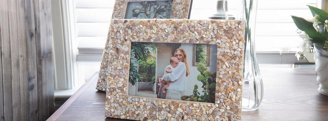 Cadres&amp;&#x23;x20&#x3B;argent&amp;&#x23;xE9&#x3B;s&amp;&#x23;x20&#x3B;scintillants&amp;&#x23;x20&#x3B;souvenirs&amp;&#x23;x20&#x3B;de&amp;&#x23;x20&#x3B;famille&amp;&#x23;x20&#x3B;table&amp;&#x23;x20&#x3B;en&amp;&#x23;x20&#x3B;bois